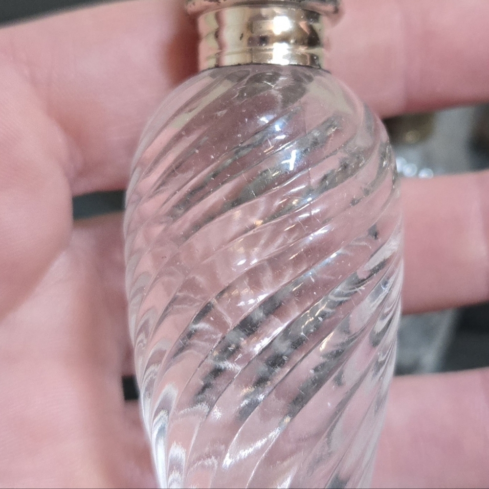 Vintage Glass Swirl Salt And Pepper Shaker Set With Plated Silver Tops - Picture 6 of 6